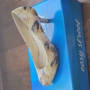 New in Box - Easy Street Passion Beige Feather 8M